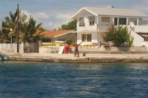 Fernando waving goodbye as we leave through the passé