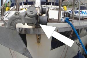 Bow roller chain plate