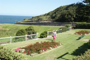 A walk through the gardens