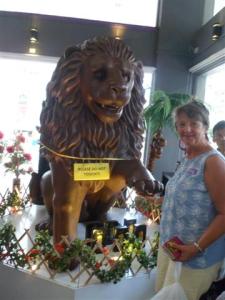 Chocolate lion - shall I kiss your paw?